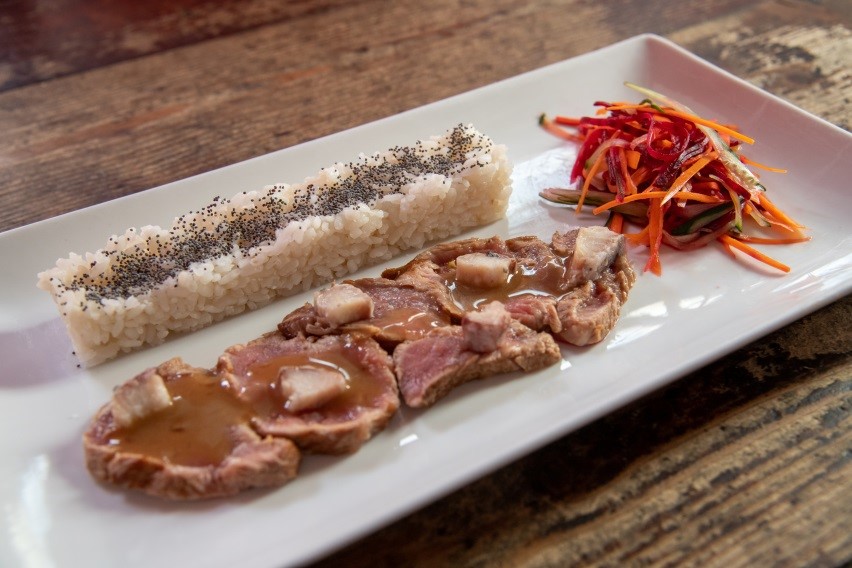 Tataki de veau, anguille et légumes croquants